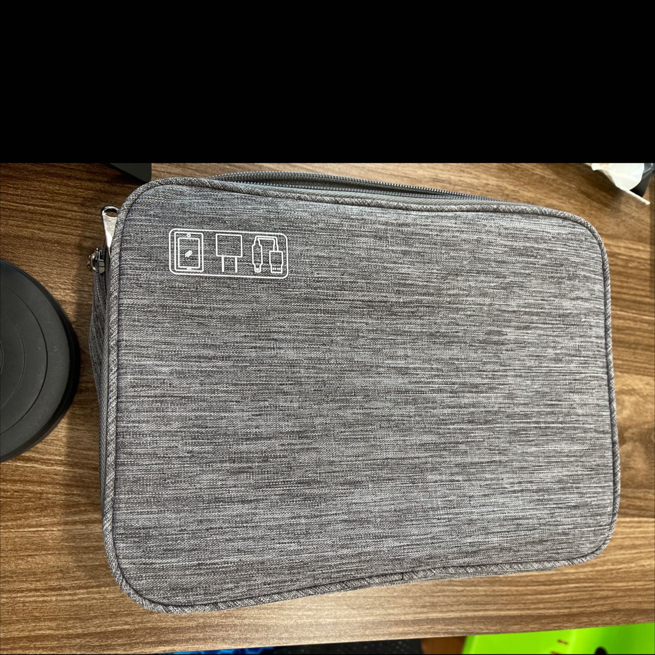 Tiếc tiền ko mua màu xanh (vì đắt hơn 70k) nên mua màu xám này: hơi xấu hơn, nhìn nó khá tối, cảm giác hơi bửn. Tốt nhất nên mua màu xanh hay đỏ.

Về chất lượng thì cũng ok. Mua xong mới biết là cái quai xách ở gáy, hơi kỳ (nếu khoá ko cẩn thận thì có rủi ro rơi đồ khi xách).

Nhét vừa ipad Air mới ghê (cả case bên ngoài, mặc dù hơi chật khi có case). Nói chung quá to, trong các loại 2 ngăn chắc cái này ngon nhất rồi