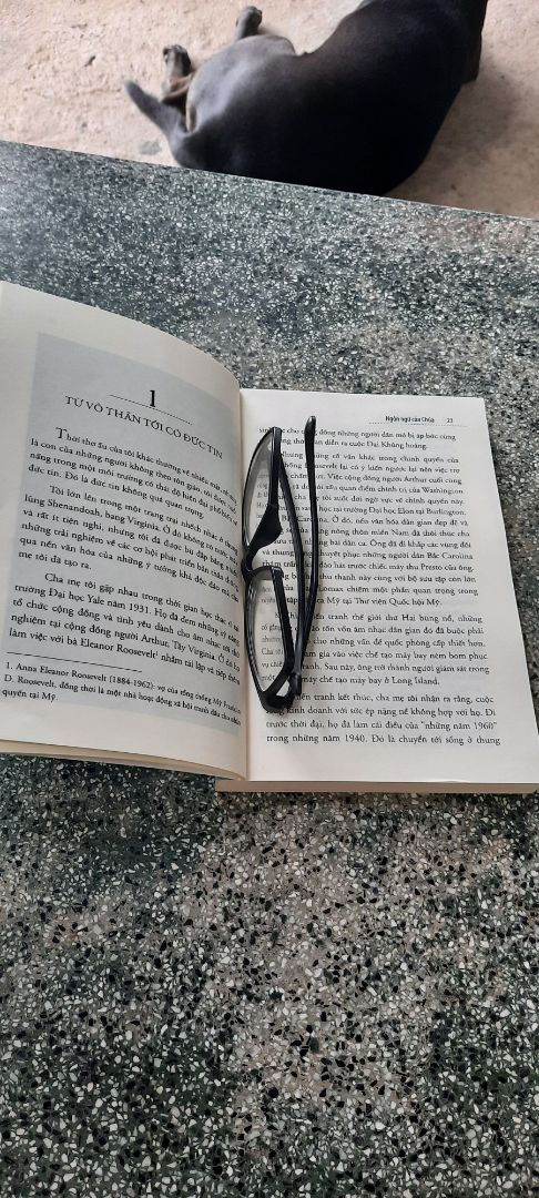 +> giao hàng có trễ so với dự kiến 01 ngày. nhưng điều đó k quá quan trọng. vì trong tình hình cách ly hiện nay có thể thông cảm. 
+> về nội dung của cuốn sách : là 1 hành trình tìm kiếm Thiên Chúa dưới góc nhìn Khoa học. rất phù hợp cho những ai muốn tìm hiểu hay nghiên cứu về lĩnh vực tôn giáo.