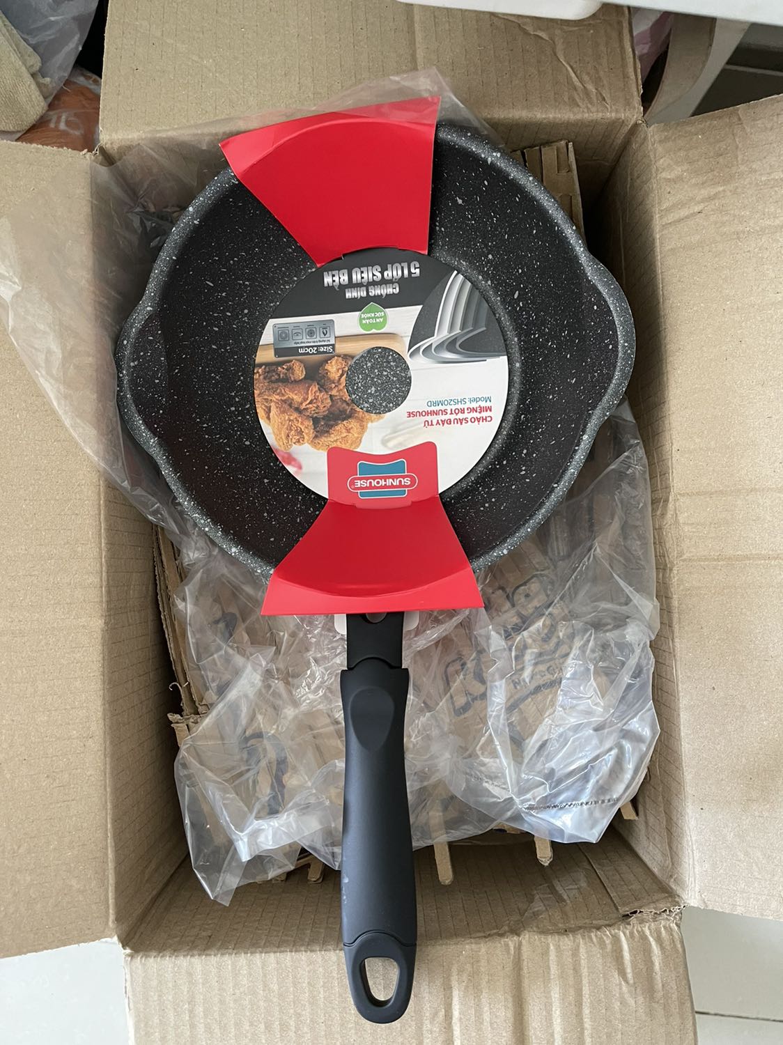 Tiki giao hàng siêu nhanh. Sản phẩm nhẹ, nhưng cầm chắc tay, tay cầm có tráng lớp silicon nên cách nhiệt tốt. Rất hài lòng!