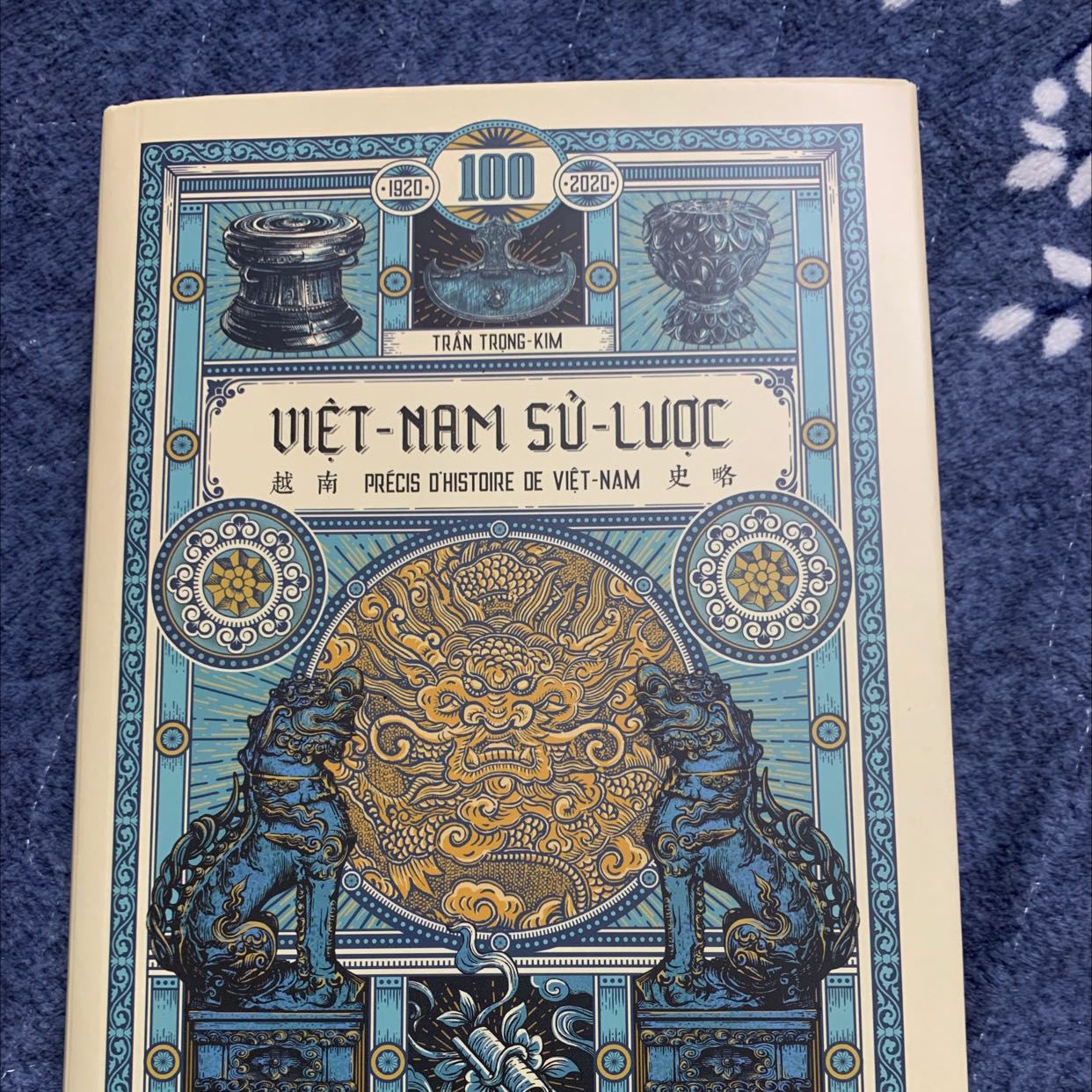 Ấn phẩm xuất sắc về hình thức. Bìa đẹp, gáy đẹp, giấy siêu đẹp, postcard đi kèm cũng xuất sắc. Thực sự là mình rata vui khi nhận được ấn phẩm này. Cảm ơn Đông A rất nhiều, cảm ơn TiKi rất nhiều vì mình mua được 3 ấn phẩm đặc biệt của Đông A với giá sale siêu yêu!