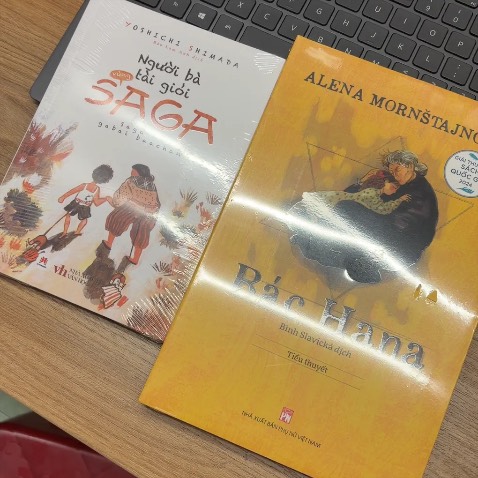 tiki gói hàng cẩn thận, sách về tay k bị móp méo gì cả. Rất hài lòng. Về nội dung thì mình thấy cũng khá ổn, kể về những bất công và sự tàn khốc mà người Do Thái phải đối mặt trong thế chiến 2, về những dư chấn về cả mặt thề xác lẫn tâm lý hậu chiến tranh qua lời kể của nhân vật Hana và cô bé Mira. 

Nhìn chung thì cuốn này dễ đọc, đôi lúc thấy hơi ức chế vì những hành động bồng bột của nhân vật Hana và tuyến tình cảm của mấy nhân vật trong này cũng hơi bùng binh và khá là dark

Theo tui thì càng về sau càng đuối, cái kết khiến tui cảm thấy vẫn chưa được trọn vẹn lắm nhưng vẫn có thể chấp nhận được. Nói chung thì cuốn này khá hay, đáng đọc thử nha mng❤️‍🔥