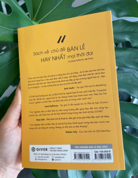 Nội dung sâu sắc, có tính chiến lược dành cho người muốn hoặc đang kinh doanh cửa hàng bán lẻ. Khi kinh doanh online phát triển mọi người thường nghĩ rằng cửa hàng trên phố sẽ dần ít đi nhưng tác giả nói rằng nhu cầu sờ nắm sản phẩm chưa bao giờ là mất đi vì thế cửa hàng vẫn có chỗ đứng trên thị trường. Quyển sách này chia sẻ cho bạn cách để kinh doanh thành công bằng hành trình thiết kế TRẢI NGHIỆM BÁN LẺ với tám thành phần được minh hoạ bằng sơ đồ rất sinh động. Điểm thú vị nữa là tác giả nhìn thấy nhu cầu cơ bản của con người không chỉ là ăn mặc mà là Pin và Wifi ^_^ 
Tiki giao hàng rất nhanh, sách đẹp, hay, nên đọc thử.