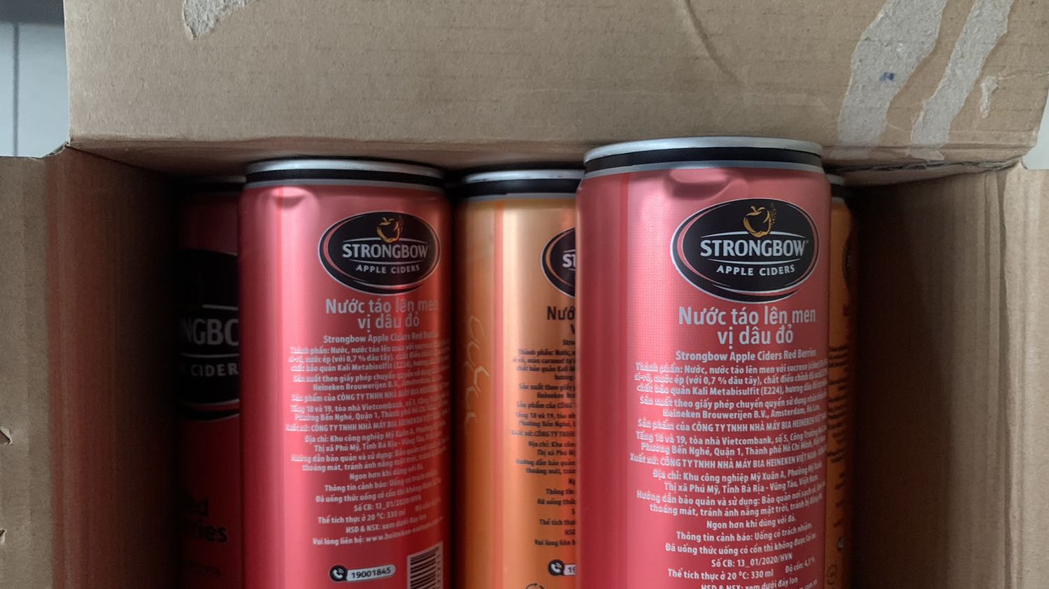 Mua của Tiki Trading. Giao bởi GHN đúng ngày hẹn 25July sau 4-5 ngày đặt. Hơi móp nhưng ko sao, ko đến nỗi nào. Hạn ok, mỗi mùi 1 hạn khác nhau (từ nhà SX đã vậy).