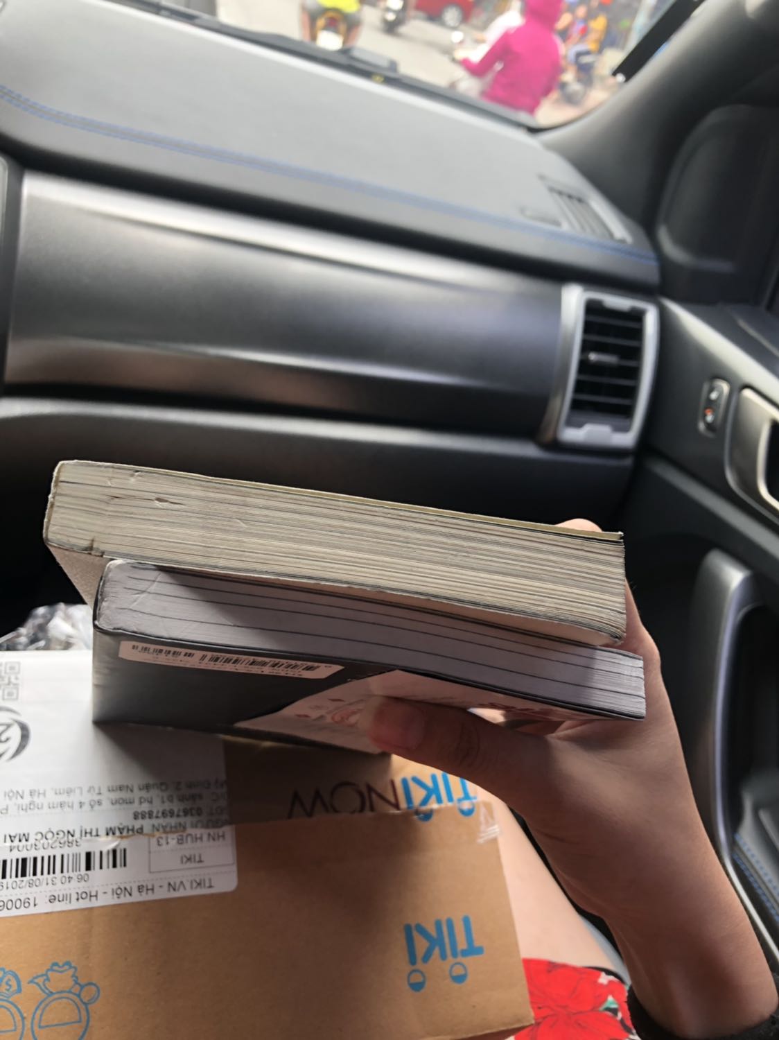 Nhận hàng thực sự rất thất vọng vì sách bị gãy góc, cũ, dính bẩn