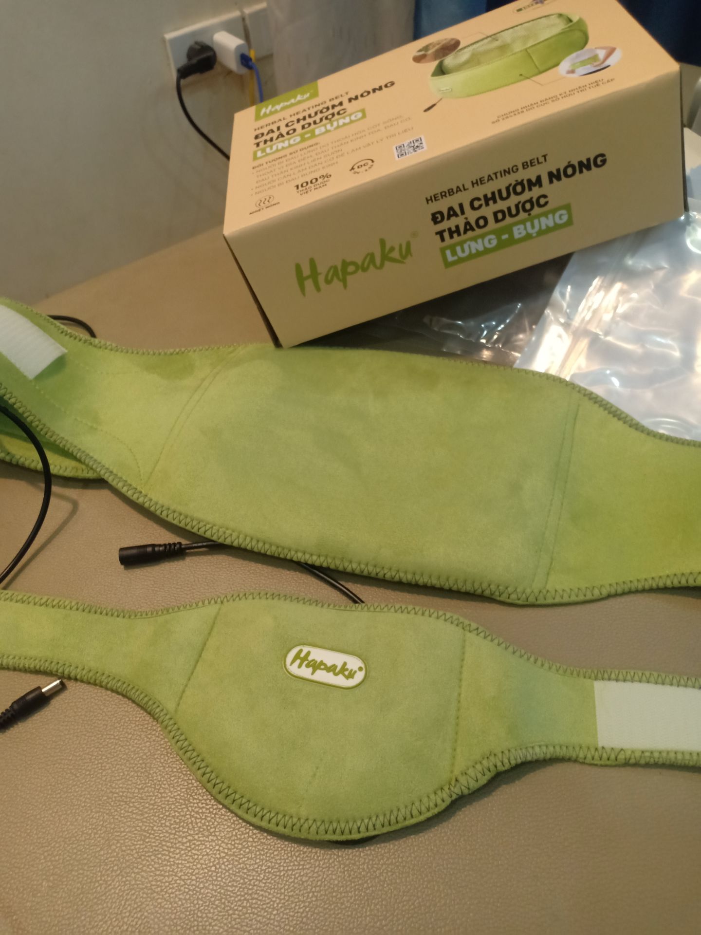 sau khi biêt bị thái hóa đốt sống cổ và thoát vị đĩa đệm,wa tìm hiểu mình đã QĐ mua Đai chườm thảo dược Hapaku, qua hệ thống TIKI, sau 2 ngày mình nhận đc hg, rất nhanh, đóng gói rất cẩn thận. Sản phẩm dùng TUYỆT VỜI, thật ko ngờ vô cung dễ chịu. minh tiếp tục mua luôn đai LƯNG. Thảo dược rất thơm sau sd thấy nhẹ, khớp êm đau nhức giảm hẳn dùng thời gian nưa xem kq như the nào. cứ đà này zẽ rất tốt cho khớp. túi thảo dược dễ mua, do nhà cung cấp bán các bạn chỉ cÀn gọi điện zẽ đc chuyển đến tận nhà cho bạn sdụng
