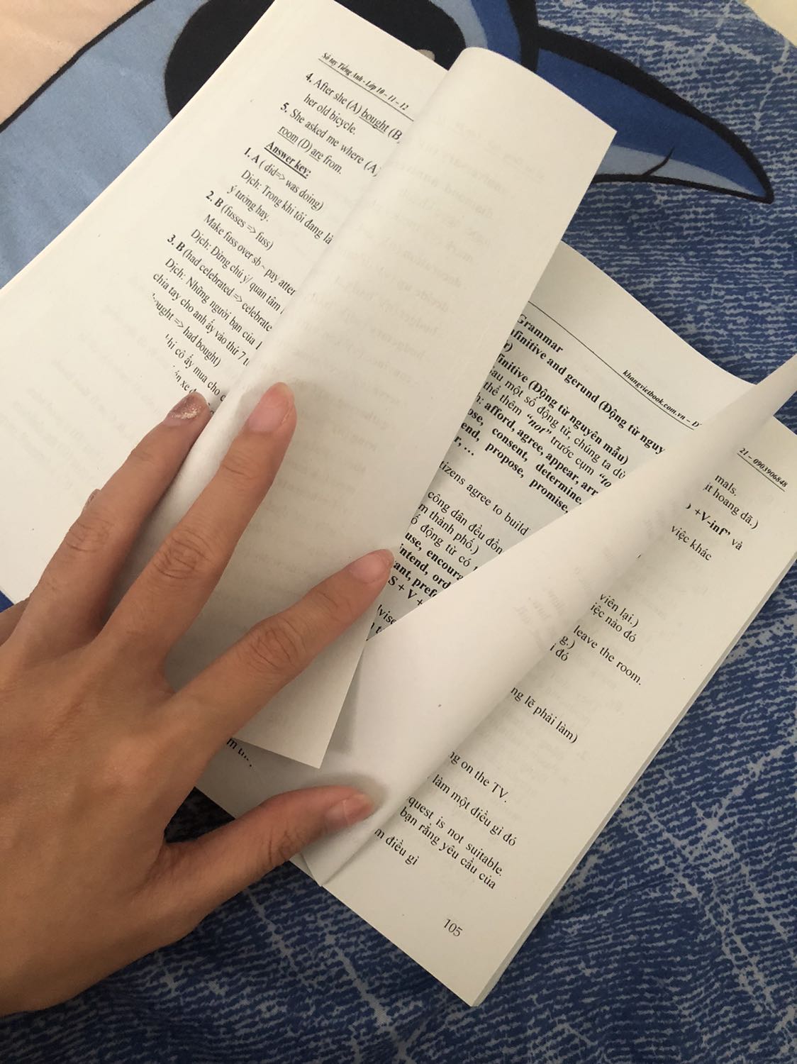 Về phần của Tiki: Giao hàng nhanh, nhân viên thân thiện, lịch sự, giá bán tốt.
Về nội dung sách: thật sự mình cực kỳ thất vọng. Nội dung tóm tắt nhìn chung khá đầy đủ, nhưng bị trùng lặp khá nhiều. Copy y chang nội dung cũ ở phần trước mang sang trang mới mà không có bất kỳ phần giải thích nào thêm. Không biết tác giả có xem lại toàn bộ sách mình biên soạn trước khi in ấn không nhỉ?
Sách in rất ẩu, bị mất trang nhiều.