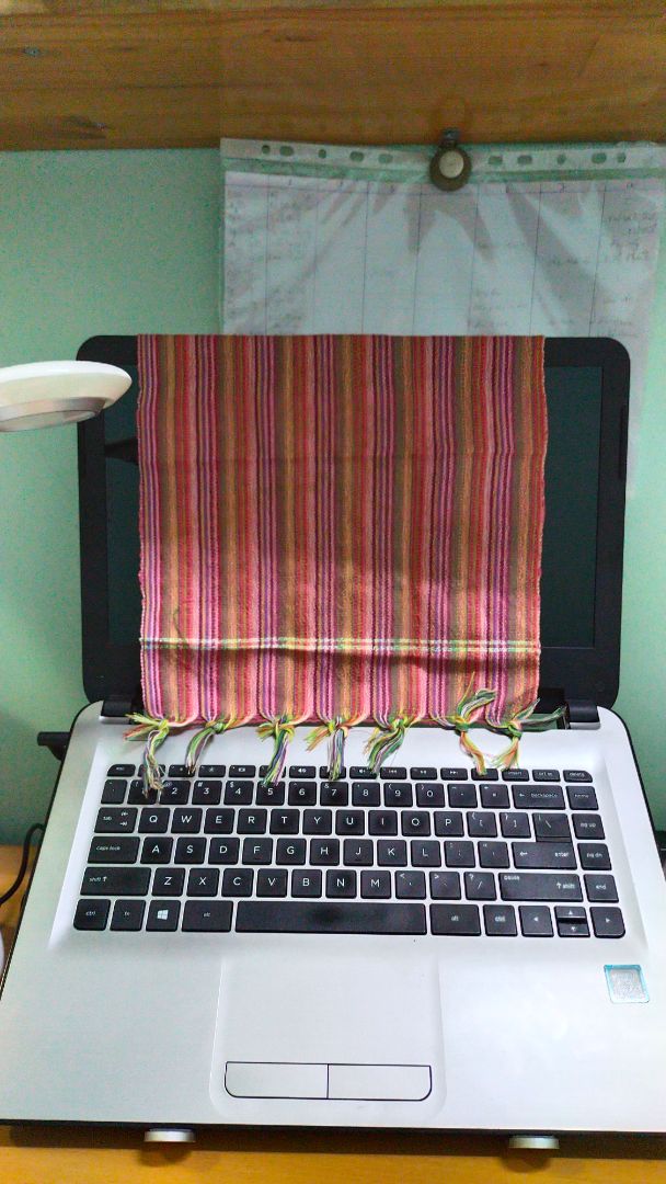 Giao hàng nhanh. Gói hàng chắc chắn. Kệ đẹp, có bao đựng. Đặt laptop lên thấy cũng chắc chắn. Hy vọng thời gian bền lâu. Hài lòng. Cám ơn shop nhiều.