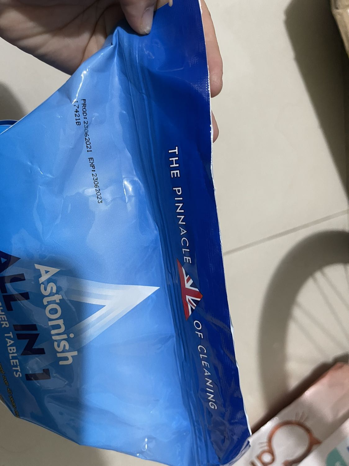 Mình đã mua đồ của shop nhiều lần rồi nên lần này hơi chủ quan ko quay lại lúc khui hàng. Túi viên rửa chén bị bục 1 lỗ vs có dấu hiệu mở ra nên mình đếm lại bị thiếu mất 1 viên rửa chén. Ko đáng là bao nhưng mình mong shop trước khj giao hàng nên kiểm tra kĩ xem gói hàng có bị bóc mở trước khi giao cho khách!