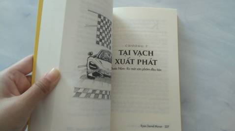 Mình mới bước chân vào sàn TMĐT và muốn xây dựng thương hiệu nhưng không biết làm thế nào lên mạng tìm tòi thì gặp ngay quyển này, sách gồm 10 bước chỉ dẫn cho từng giai đoạn phát triển rất phù hợp với người mới như mình. Sách viết rõ ràng, cô đọng với những câu chuyện thực tế từ chính tác giả rất dễ hiểu, dễ áp dụng.
Tiki giao hàng rất nhanh, mới đặt hôm trước hôm sau đã nhận được, đóng gói cẩn thận, giấy sách vàng không mỏi mắt, mình rất thích.