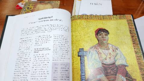 Khổ to, chất lượng in ấn tốt, màu sắc đẹp, nội dung chi tiết ... Rất ok cho ai tìm hiểu về tranh của Van Gogh !!!