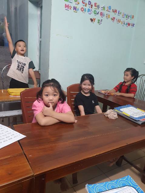 Bàn ko chắc chắn. Chân lỏng lẻo