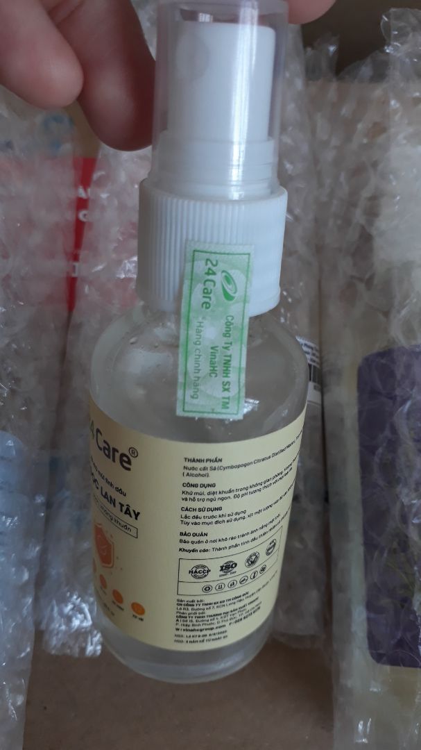 Bọc hàng có tâm quá, bọc từng chai một. Bên shop có mấy mùi lạ lạ từng thấy bán dạng tinh dầu xông chứ chưa thấy làm thành xịt bao giờ. Mua về xịt mỗi mùi mỗi kiểu phù hợp với mọi sở thích tha hồ lựa nha