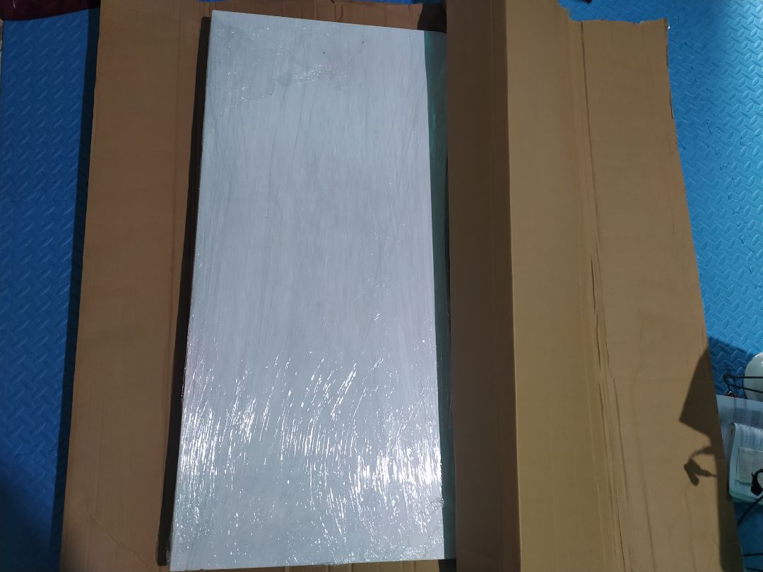 Ban đầu đọc đánh giá mình thấy khá lo lắng về vấn đề vận chuyển, vì có thể gây trầy xước mặt bàn. Mình có liên hệ shop bọc giúp mình cẩn thận và được phản hồi nhanh chóng. 

Bàn được vận chuyển nhanh và đóng gói cẩn thận. Lúc lắp ráp cũng khá đơn giản, có tua vít là được ạ. Không biết do mình vặn không được chuẩn hay lý do gì nên bàn hơi kênh chút, nhưng mà để sát tường là okie ạ.

Bàn khá rộng và cao. Mình để laptop vẫn thừa nhiều chỗ để sách vở trong lúc sử dụng.