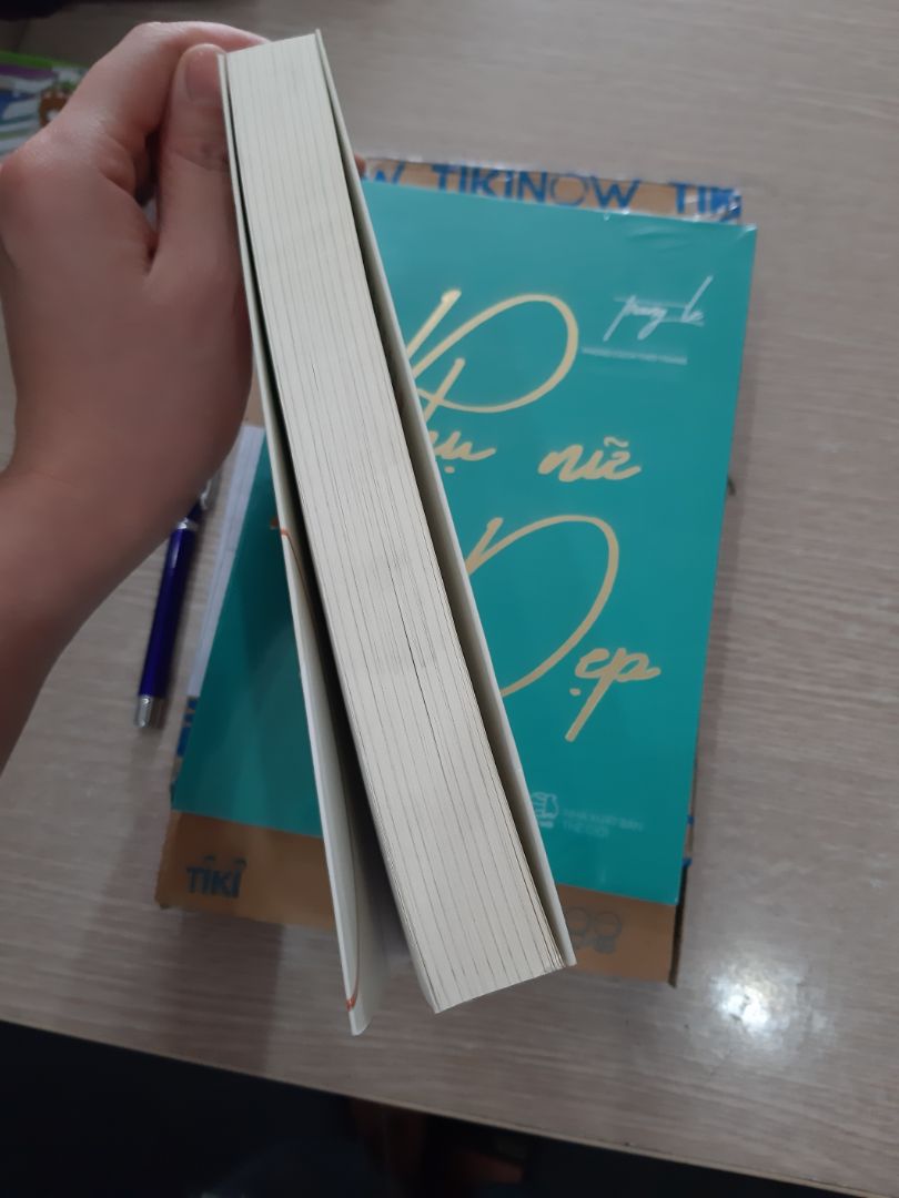 Hôm nay mình nhận được sách . Cuốn sách mình chờ đơi rất lâu mới đặt. Cảm giác hào hứng mong chờ. Nhưng không, khi mình nhận đc sách một cản giác thất vọng tràn chề. sách nhìn cũ , bẩn như có người đã sử dụng qua rồi. Nếu không phải vì đơn đi cùng nhiều sách khác thì mình đã trả lại rồi. Sách mới chứ có phải mua sách cũ đâu. Nhưng mình cũng không thể không khen chế độ vận chuyển của tiki. Phải nói là rất nhanh.  Tiki chú ý hơn về vấn đề này. Mong rằng những trải nghiệm tiếp theo tại tiki được hoàn hảo hơn. Do ánh sáng nên không nhìn rõ vết bẩn.