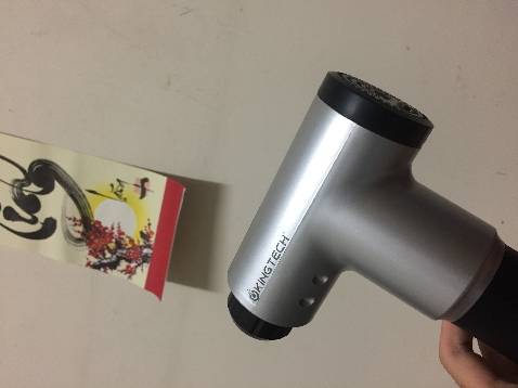 Đúng y như trên ảnh luôn. Lúc mình chọn mua có xem ảnh trên review thấy sản phẩm tương tự nhưng hộp thì mới và đẹp hơn nhiều. Máy dùng thì siêu đã có mấy cái đầu nhọn nhọn đấm nhột ghê mà thoái mái, dùng liên tục khoảng 1 tiếng chưa thấy hết pin. Nói chung là chất lượng hơn mức mình mong đợi