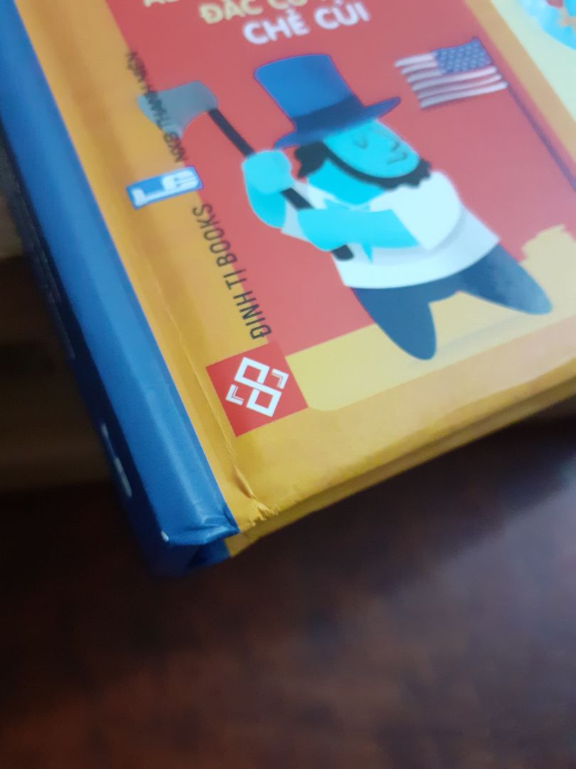 Bìa sách móp méo và bẩn trông như đã từng được sử dụng