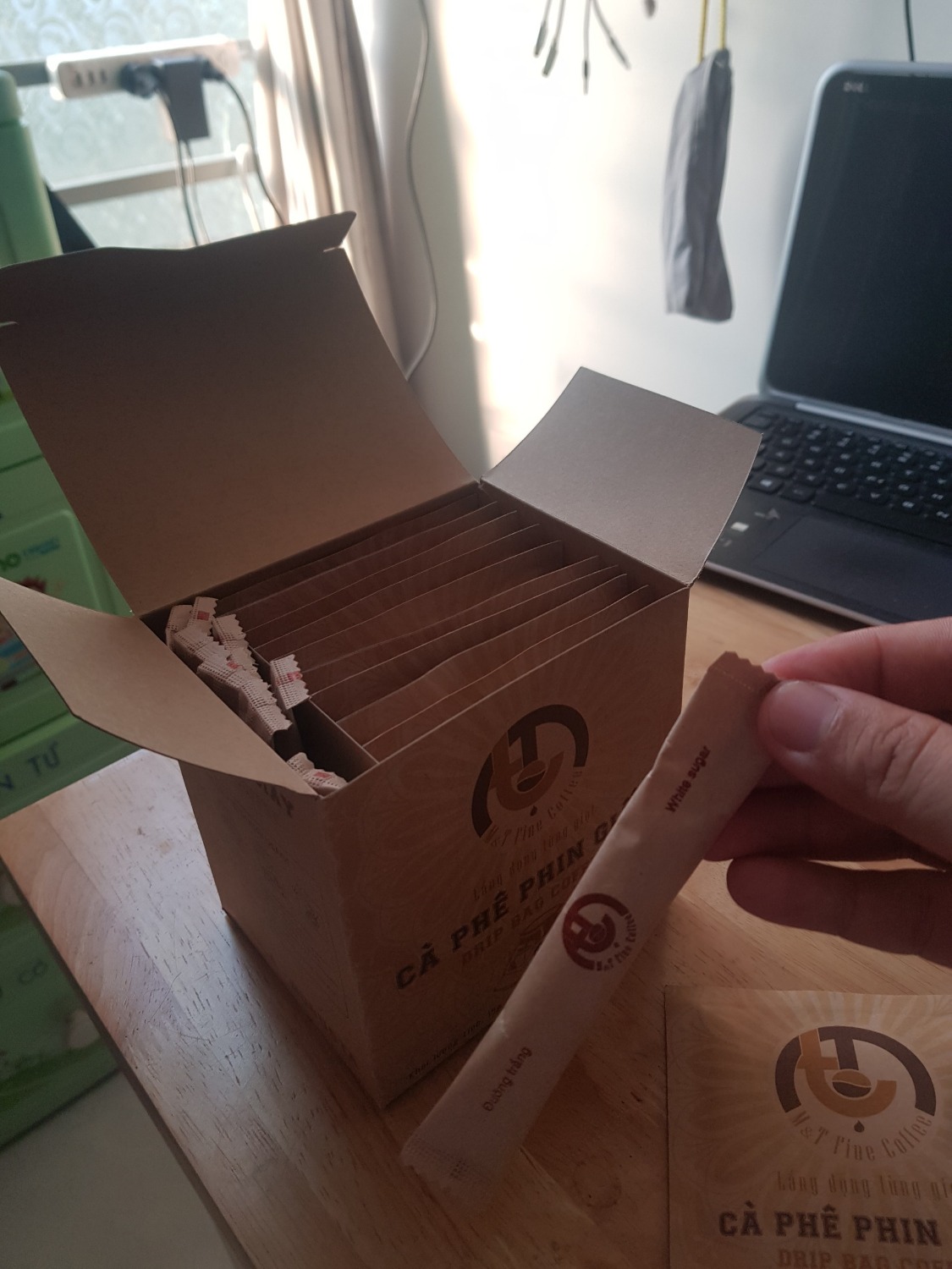 Tiki giao hàng nhanh. Hàng nhận đúng sản phẩm trên hình, bao bì thân thiện môi trường.
Đã uống thử có vị hơi đắng, chua nhẹ. Đúng cà phê nguyên chất.