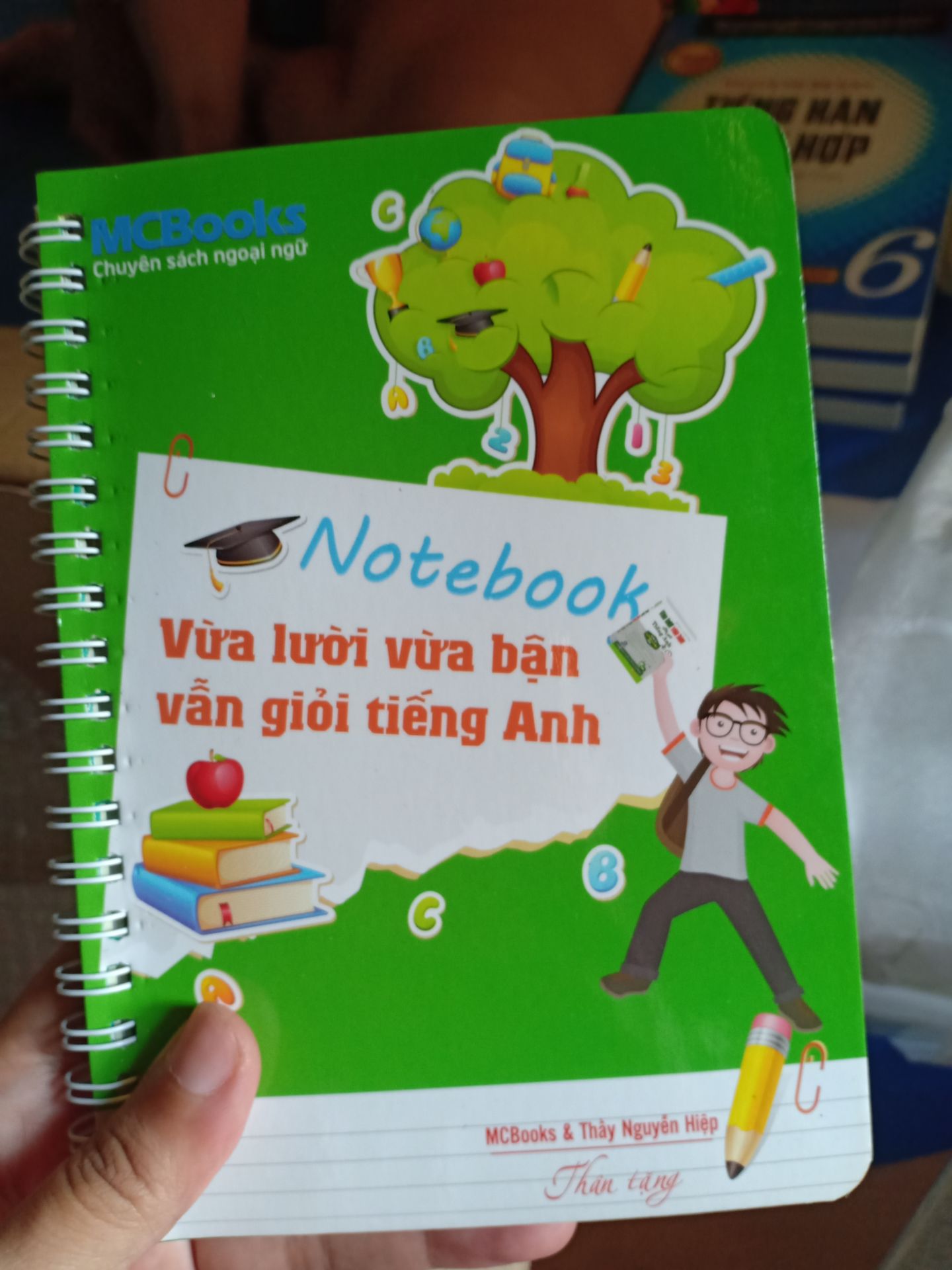 Sách gói kỹ lắm, mấy lớp màng xốp bọc lại luôn. Giấy thơm màu đẹp, bìa láng o, mới cóng. Mình thích lắm. Nhìn có hứng học lắm luôn. À, còn được tặng kèm cuốn số nhỏ xinh xinh nữa nè 😃 Xin cảm ơn 💐💐