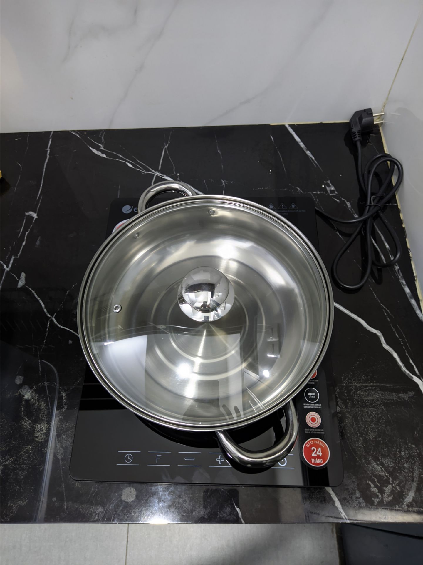 Giao hàng nhanh chóng, hộp sản phẩm không bị nát.
Có tặng kèm nồi lẩu trong hộp sản phẩm.
Đăng ký bảo hành điện tử, hàng nguyên đai nguyên kiện