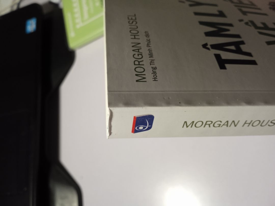 Đọc được 1/3 cuốn sách, mình có được góc nhìn rộng hơn về tiền và cách đầu tư cũng như kiếm tiền. Rút được bài học của những người đi trước, có nhiều lời khuyên bổ ích để tăng cường thu nhập cá nhân. Về cơ bản thì đây là cuốn sách đáng mua, với giá thành rẻ, bao bì đẹp, lỗi chính tả hầu như không gặp, vận chuyển thì không có bọc gói, gáy sách hơi lỗi nma chấp nhận được. Giao hàng cũng nhanh và ổn. Kết luận: Nên mua.