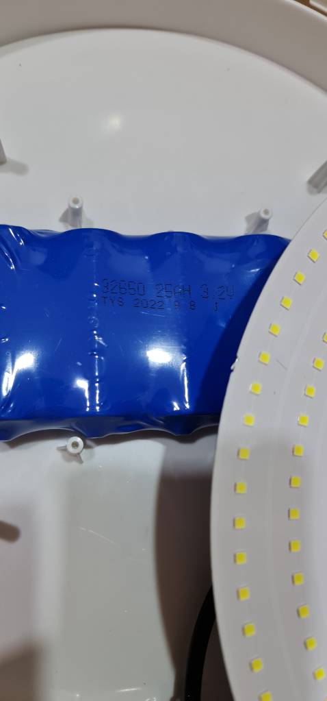 Đèn sáng  ok nhưng nắng tốt thì sử dụng được 10 đến 11h.phần pin lưu trữ không đúng 36AH với đèn 500W nhà cung cấp đưa ra, mà chỉ có 25AH Đèn sáng  ok nhưng nắng tốt thì sử dụng được 10 đến 11h.phần pin lưu trữ không đúng 36AH với đèn 500W nhà cung cấp đưa ra, mà chỉ có 25AH