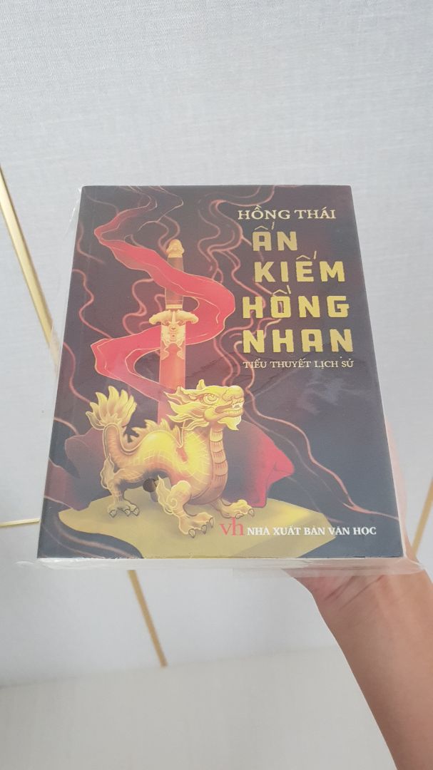 Nhà bán bọc gói kĩ càng, sản phẩm khi đến tay mình còn mới nguyên trong bao nilon, không bụi bẩn, móp góc.
Về nội dung, đây là 1 trong số các tiểu thuyết lịch sử được đánh giá tốt nhưng có vẻ lượng tiêu thụ không mạnh. Hy vọng sau này các tiểu thuyết lịch sử chất lượng của VN sẽ được ủng hộ nhiều hơn.