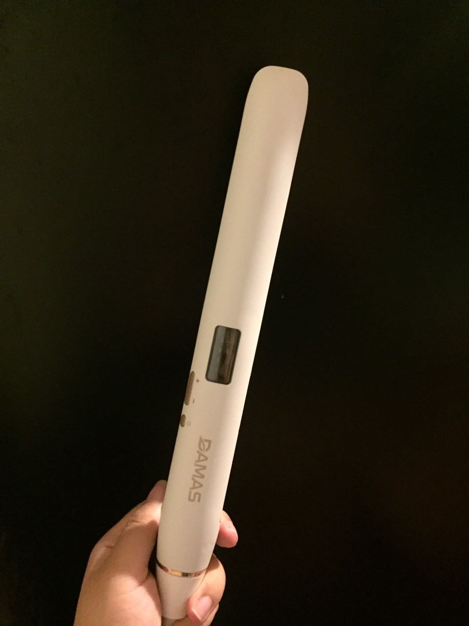 Nhận được hàng siêu nhanh. hàng của Damas chuẩn luôn, chính hãng. Logo đàng hoàng + lời cảm ơn + giấy bảo hành và dịch vụ CSKH. Hàng rất xịn từ chất liệu đến thiết kế. máy nóng nhanh. dễ điều chỉnh nhiệt độ. khoảng nhiệt độ thấp - cao được giãn đều nên cũng tiện lợi khi chọn! 1 ưu điểm nữa đó là máy là tóc vào nếp nhanh lắm. tóc mình xoăn tít mà là phát + dùng ít gôm = vào nếp ngay. Lần mua hàng này mình cực kỳ ưng ý về chất lượng sản phẩm và giá cả. Giá rất rẻ so với các máy của các thương hiệu lớn khác.