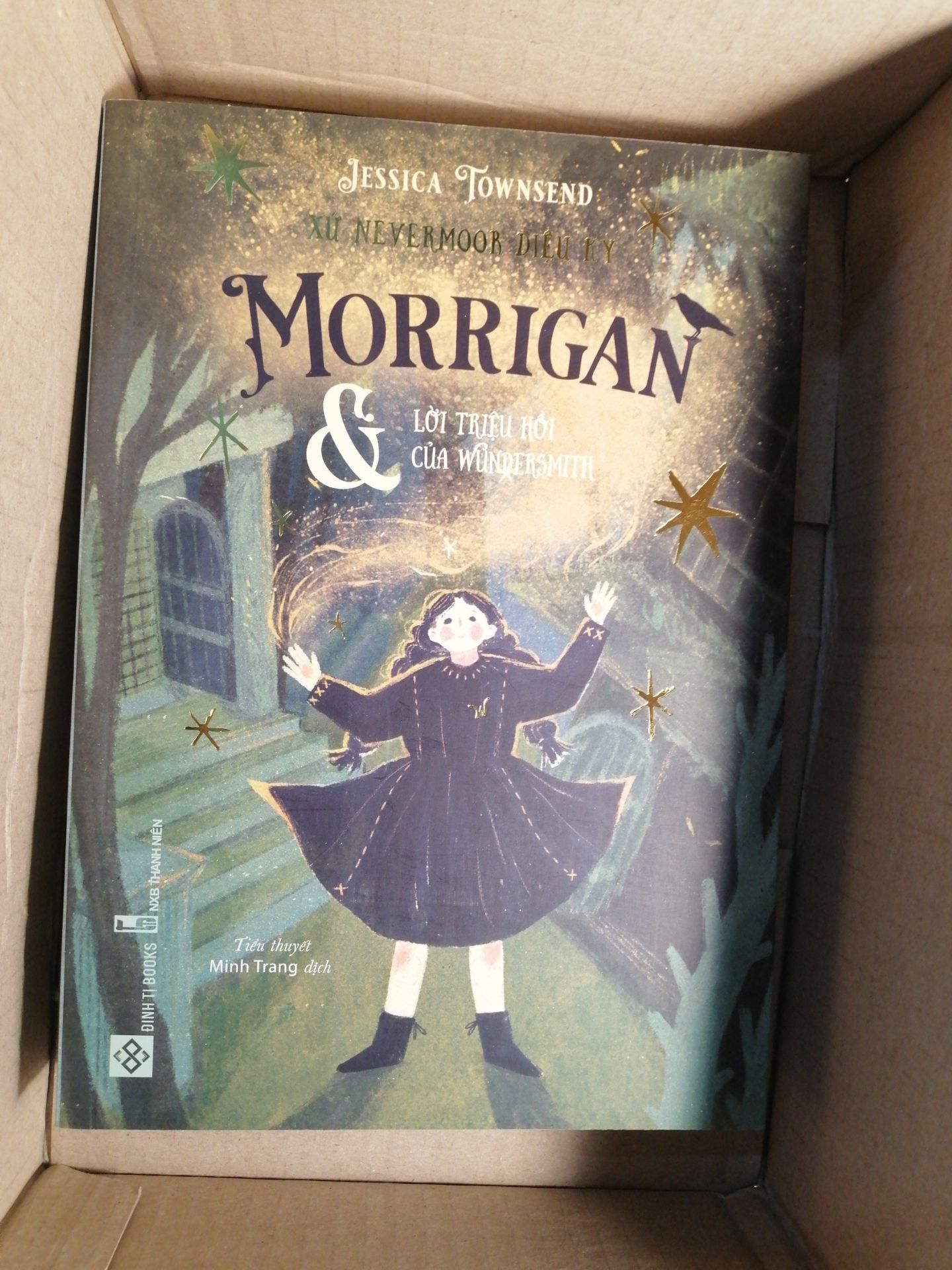 Ui, tiki giao hàng rất nhanh mặc dù mình đặt giao tiết kiệm. Mình đặt từ tối thứ 5, dự kiến giao hàng vào hôm thứ 7 ấy ạ, mà sáng thứ 6 hôm nay hàng đã về rùi. Mùa dịch mà mình rất thích dịch vụ giao hàng của Tiki luôn ấy ạ. Sách rất đẹp, cuốn này là tập 2 của series Morrigan Crow ấy, mình đặt tập 1 đọc thích quá nên lên Tiki đặt tiếp tập 2, mà nội dung hay lắm ạ, thể loại fantasty kì ảo thì rất quen thuộc với mọi người rồi. Tác giả rất biết cách cuốn hút người đọc, lời văn mạch lạc rõ ràng mà đôi khi hài hài nhẹ nhàng. Mọi người nên mua nha.