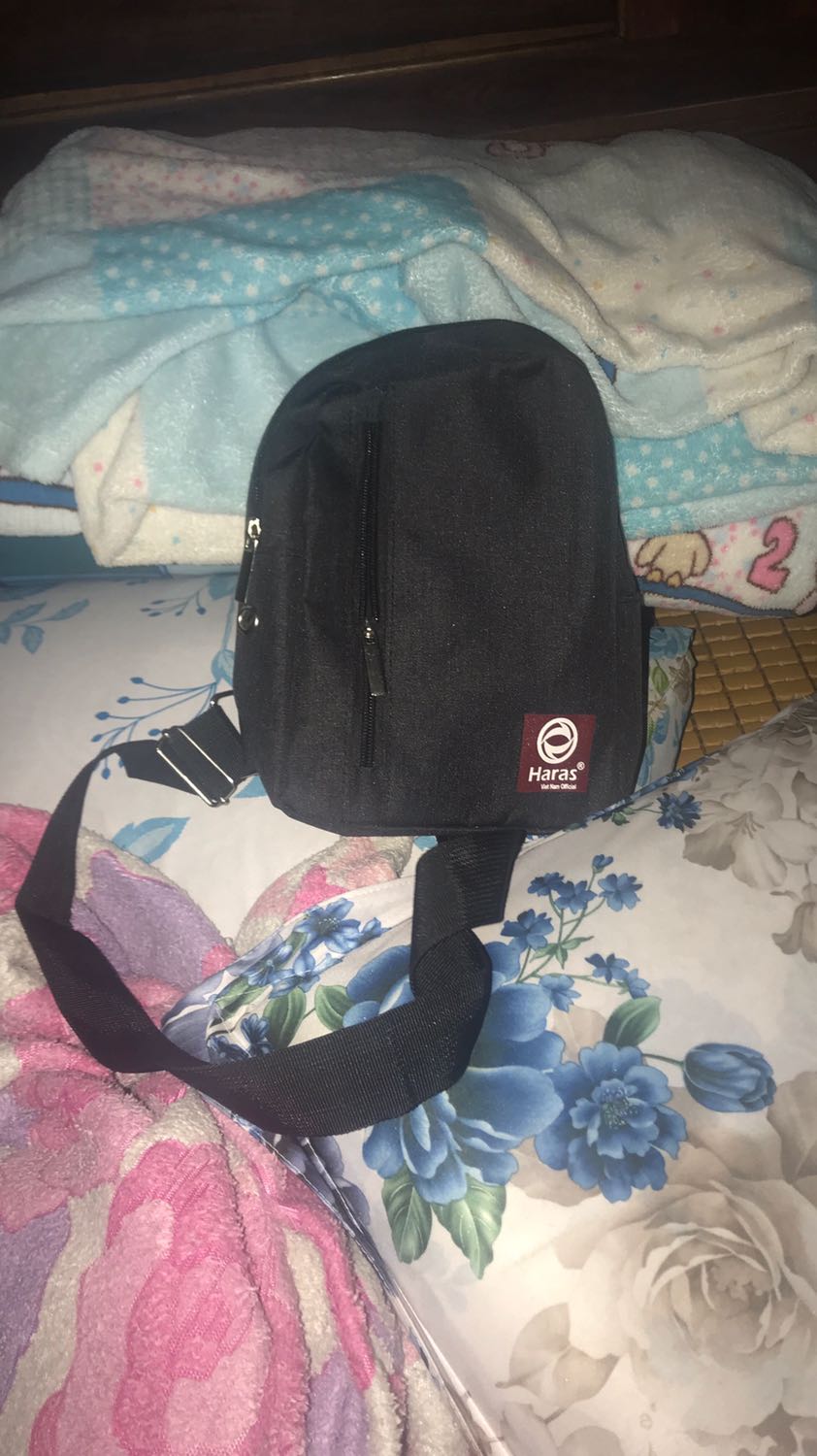 Mẫu mã đơn giản, chất liệu và hoàn thiện ổn.
Dây hơi ngắn so với mình đeo dù nới hết cỡ.