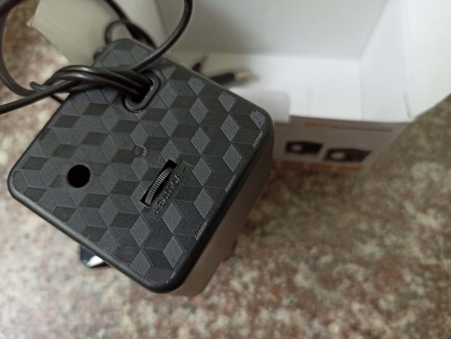 loa nghe rất tốt, loa bé rẻ mà chất lượng hơn hẳn kì vọng, mẫu mã giống hình, giao hàng nhanh, gói hàng cẩn thận chu đáo