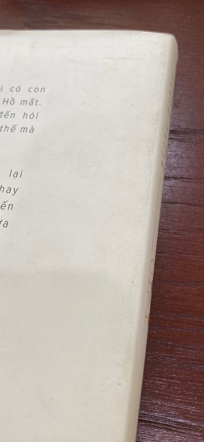 Mất tiền mua sách mới, mà Tiki giao cho mình 1 quyển sách bụi bẩn, lem nhem như 1 quyển sách cũ. Nội dung bên trong thì không sao, nhưng mà cái bìa ngoài nhìn mất cảm tình thực sự. Không biết nên nghĩ sao về vụ này.