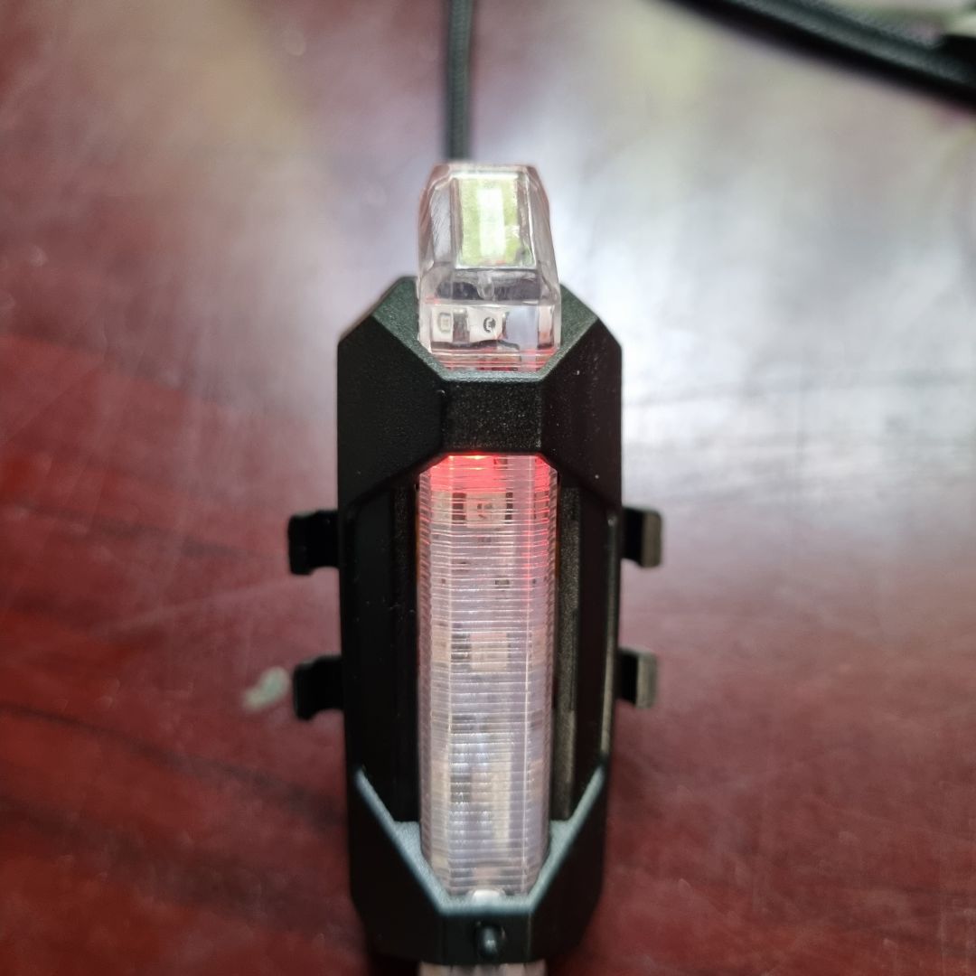 Sản phẩm tốt, 3 chế độ sáng. Gắn vào xe bằng vòng cao su và 4 chốt trên đèn.