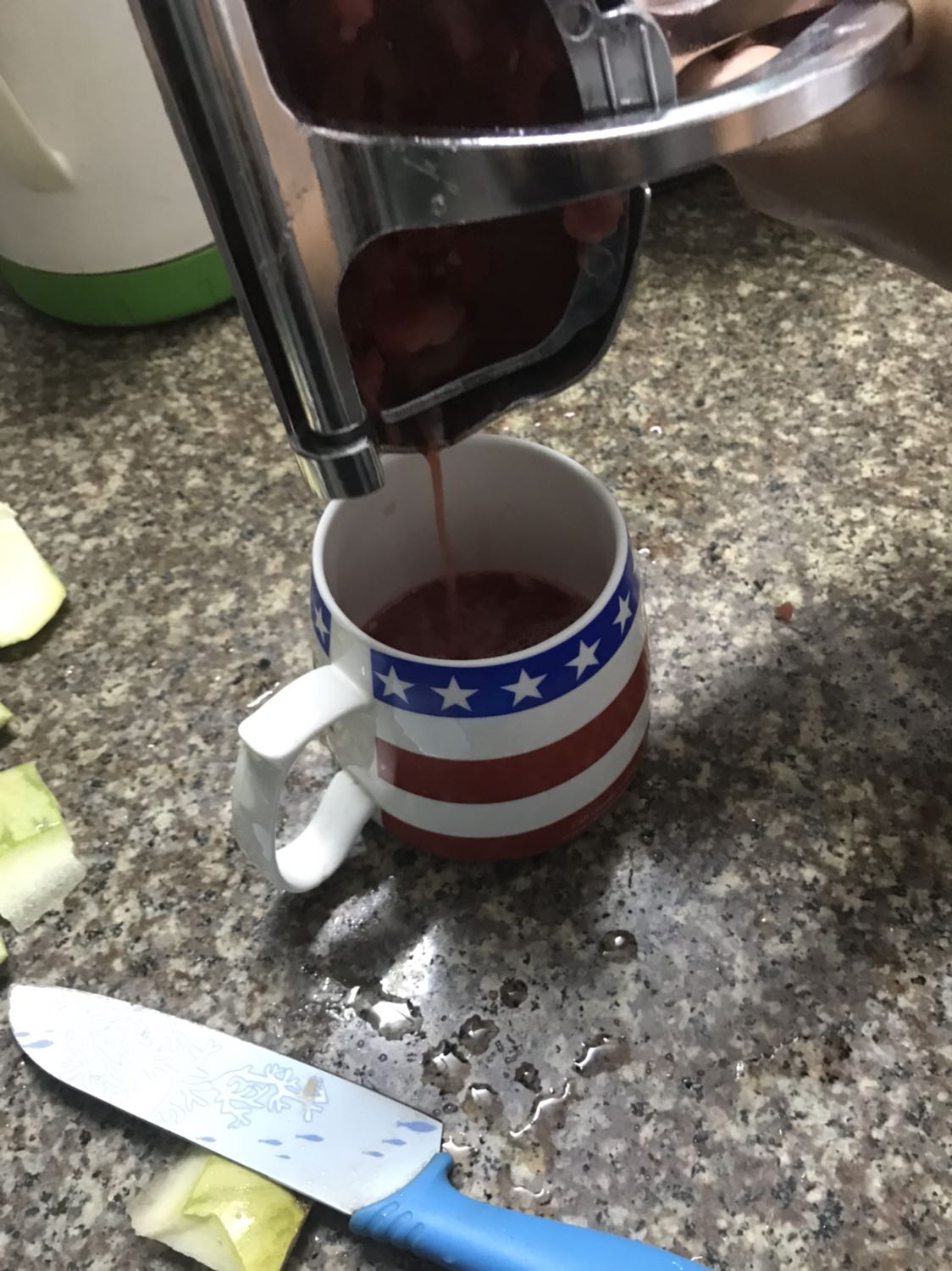 Vừa nhận hàng xong vô thử ép liền. Cảm quan thì cũng khá chắc chắn, cầm vừa tay, ko nặng lắm. Ép chỉ tạm dk thôi, ai đòi hỏi phải khô bã thì ko có đâu nhé :). Một nhược điểm nữa là lúc ép nước cứ chảy ngược ra ngoài, cái này nhà sx nên nghiên cứu thêm ^^. Được cái dùng xong vệ sinh tháo rửa dễ dàng. Cho nên ai lười tháo lắp máy ép chuyên dụng mà vẫn thích uống nước ép thì cái này là phù hợp. À mà chỉ ép dk những loại  mềm và nhiều nước thôi.