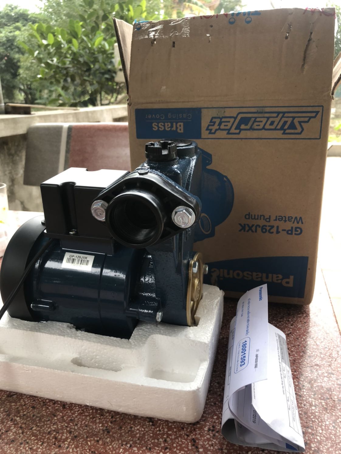 Đầy đủ phiếu bảo hành, hướng dẫn sử dụng tiếng việt. Tuy nhiên tới tay người dùng thì thùng carton không còn seal nhà sản xuất. Thùng bị bóc trước đó và dán lại bằng băng dính Tiki. Sau khi lắp đặt máy hoạt động tốt. Cho 5 sao.