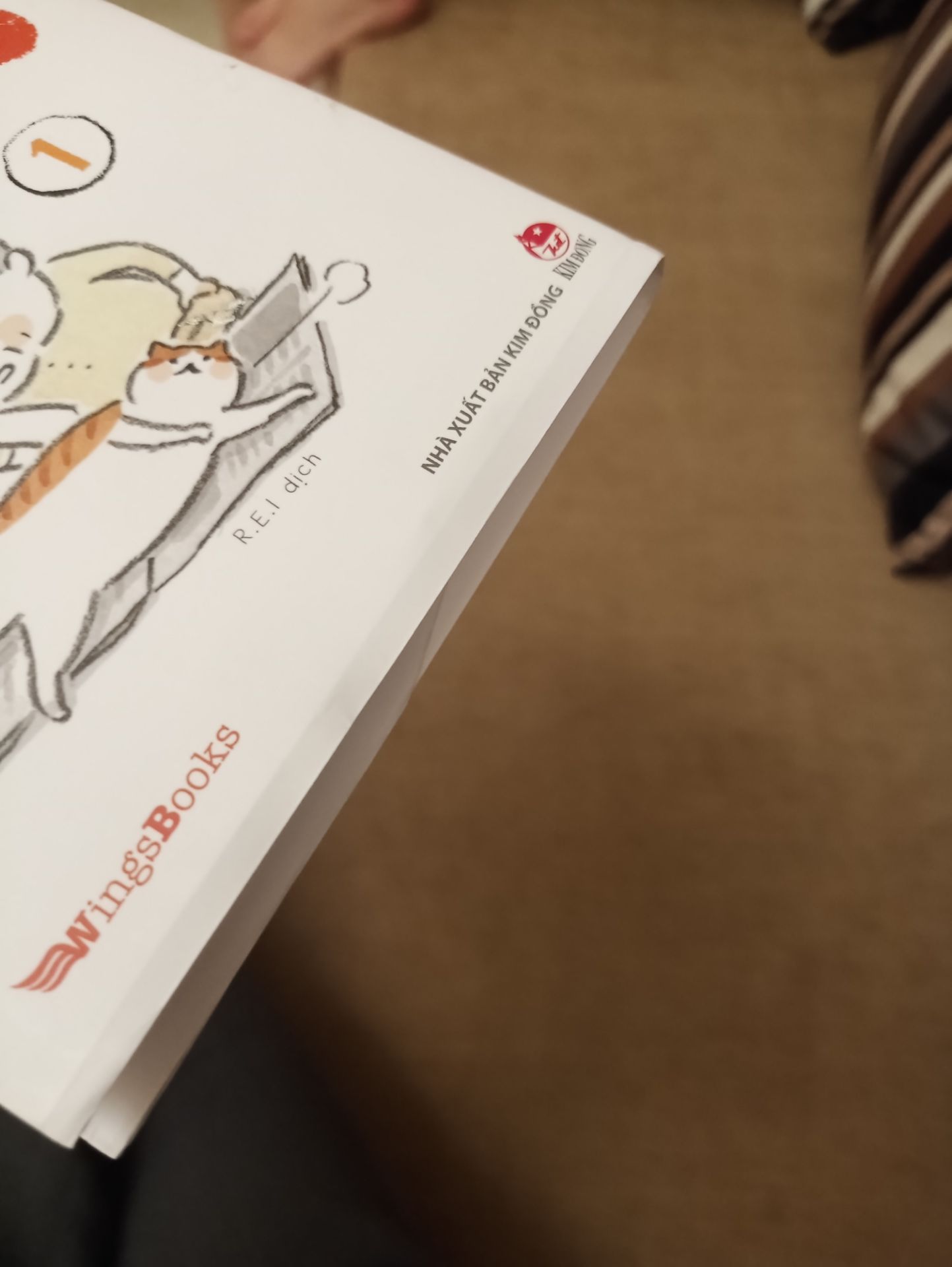 quyển này phải nói là tiki quá cẩu thả, còn không thèm bọc hàng, để khi vận chuyển về hàng như này. Không muốn phải khó tính j, nhưng dạo này gần như lần nào mình mua cũng có một món có vấn đề. Xin làm ơn, đã mua hàng, trả tiền, thì làm việc cũng xin có tâm chút. Ít lần thì không nói, nhưng nhiều lần thì người mua ko muốn cũng phải nói.