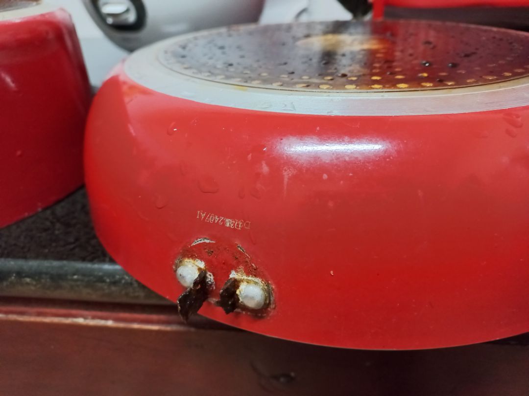 lòng chảo mau tróc. mấy bộ elmich mình mua, quánh, chảo và nồi đều bị gãy cán trong khi sử dụng mới có tầm 8 9 tháng. may là lúc gãy cán đang không đựng đồ canh nóng chứ không là bỏng rồi. không bao giờ mua elmich nữa.