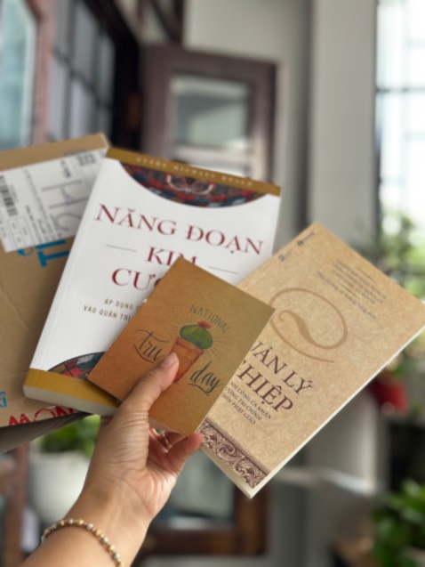 Giao hàng đúng nhanh, sách cứng cáp, có quà tặng nói chung là ổn áp