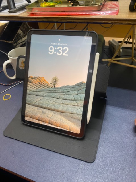 Nam châm phần lưng hít hơi yếu nhưng vẫn dựng được chiều đứng (phải dựng đúng chiều cam quay lên mới hít được) không thể vừa sạc vừa dựng