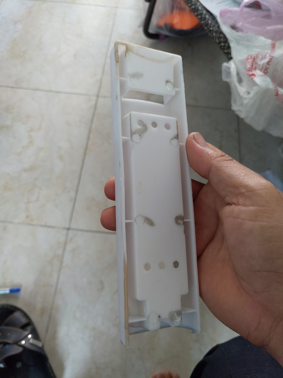 Đặt 30 cái đã nhận 10 cái mình có vài nhận xét

 Mẫu mã thì ok , nhưng phần mạ loang lổ đốm đen nhìn rất xấu, 10 cái cái nào cũng vậy, phần gắn tường thị đen thui, đang cân nhắc có nhận 20 cái còn lại không. Mới nhận chưa sài không biết đổ xà phòng vào có bị rỉ không, khi nào dùng mình đánh giá tiếp