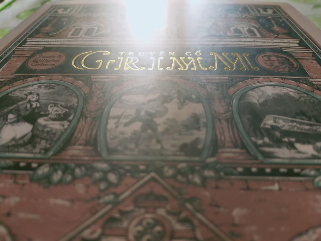 + Shop gửi hàng cực kỳ, cực kỳ nhanh chóng. Mình ở xa mà tối nay đặt, sáng mốt đã nhận được. Xin cảm ơn.
+ Bao gói rất ít, có mỗi cái thùng giấy bên ngoài, mình rất lo lắng nhưng sản phẩm không hư hại gì mấy nên vẫn khuyến khích 5 sao. Sách quý nên được bao gói kỹ càng hơn.
+ Ấn bản này đẹp từ bìa cho đến giấy, đến mực in, với những hình minh hoạ chính là điểm nhấn. "Đây là bản đầy đủ nên to rầm, bự đùng, dày cui và nặng tay nha các bạn."