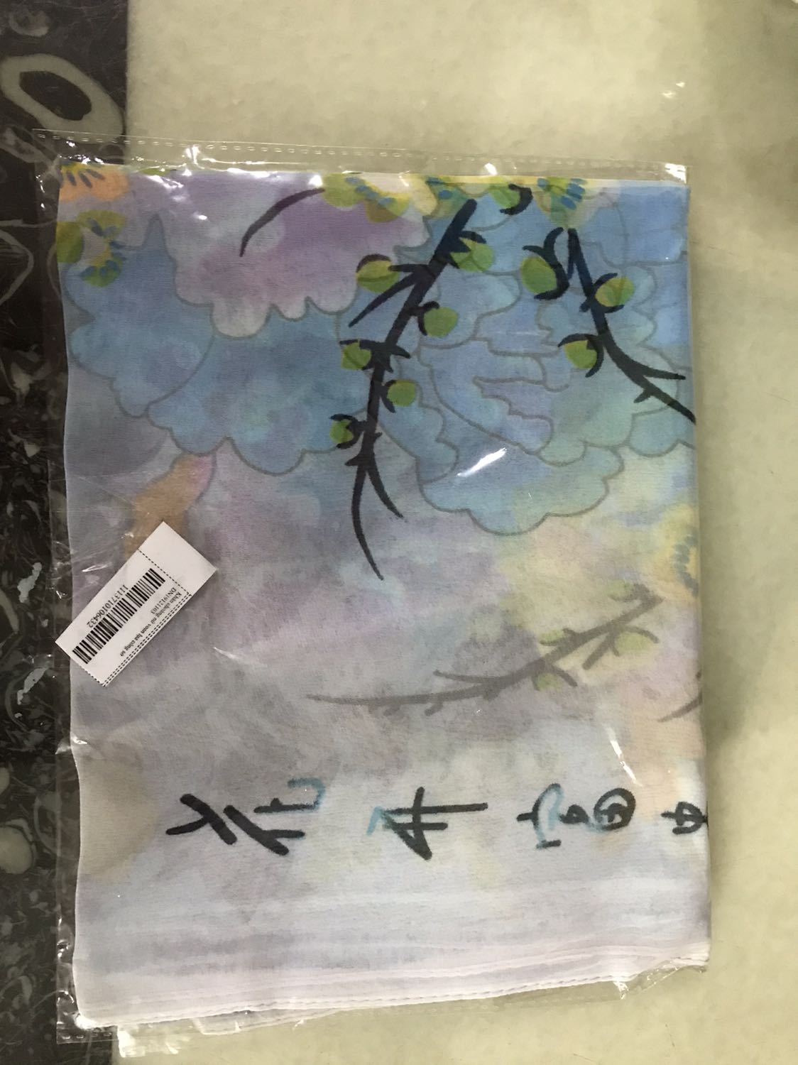 Giao hàng nhanh. Màu sắc khăn nhã nhặn. Nhưng chất liệu khăn vẫn có độ hơi cứng. Chắc do chưa giặt nên còn hồ. Dù sao vẫn okie nên đánh giá 5*