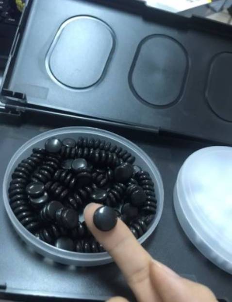 Bàn cờ nhựa bóng rất đẹp, bề mặt có nam châm dính quân cờ tốt. Kích thước quân cờ vừa phải. Nói chung hài lòng... Mình có mua về cho 2 bé con nhà mình luyện cờ ca rô, còn bố với bác thì luyện cờ vây. 1 công đôi việc. kaka