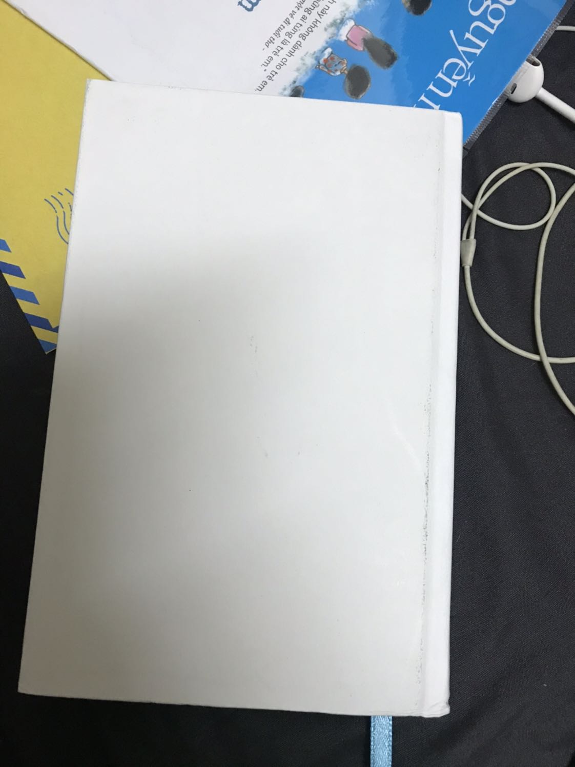 Đơn hàng này mình đặt ship nhanh lứm ( trong mùa dịch vầy thì mừng gần chết), nhưng có cái buồn là dưới lớp bọc trên nền trắng thì quyển trn bị có vết xanh xanh nhìn hơi buồn... nhưng bù lại là trang giấy rờ đã tay cực