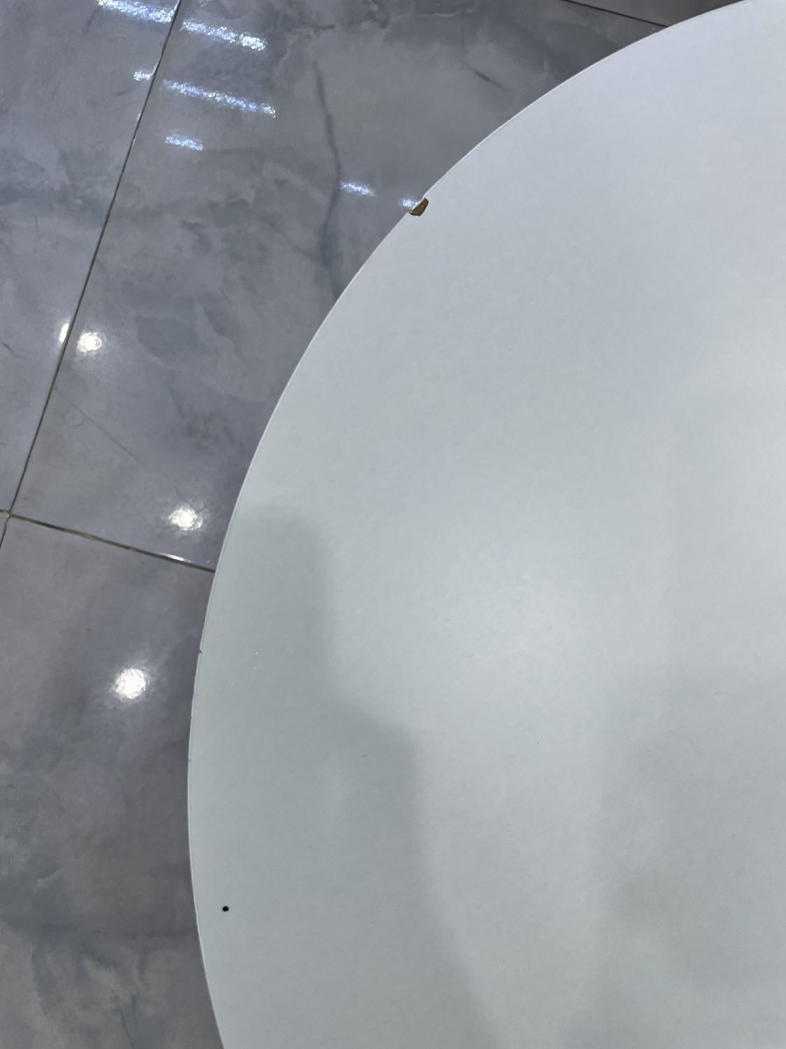 Do dịch nên vận chuyển hơi chậm, mặt bàn có vài chỗ bị tróc