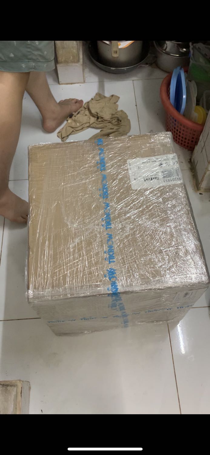 Hàng đóng gói cẩn thận, khá chắc chắn, điểm khác biệt của tiki so với các sàn thương mại khác khi nhận hàng. Menu trên màn cảm ứng khá dễ hiểu, k quá khó thao tác. Hàng to hơn so với xem trong hình hay quảng cáo. Đầy đủ sách hướng dẫn khi sử dụng máy. Khá là ưng ý khi mua sản phẩm. Mình chưa *** chức năng nên chưa rõ máy sẽ nấu được những món gì.