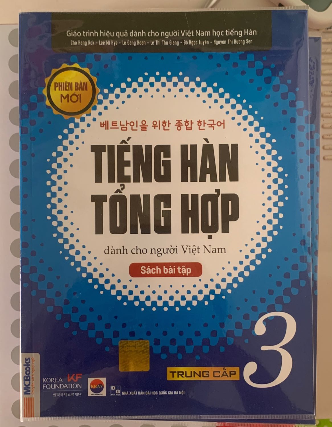 Sách được bọc Bookcare rất cẩn thận, gáy và mép còn nguyên, không bị lỗi in và nhìn rất mới nữa! Mình cứ tưởng đến tuần sau mới có sách mà ai dè Tiki giao nhanh quá trời nhanh luôn!