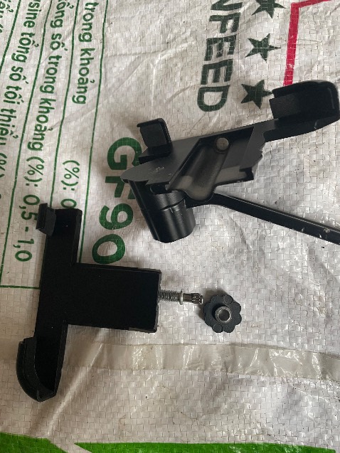 Nap nhua de van bulong thay doi khoang cach cua gia do moi van vao de giu
Dien thoai. Da bi rot ra nhu hinh