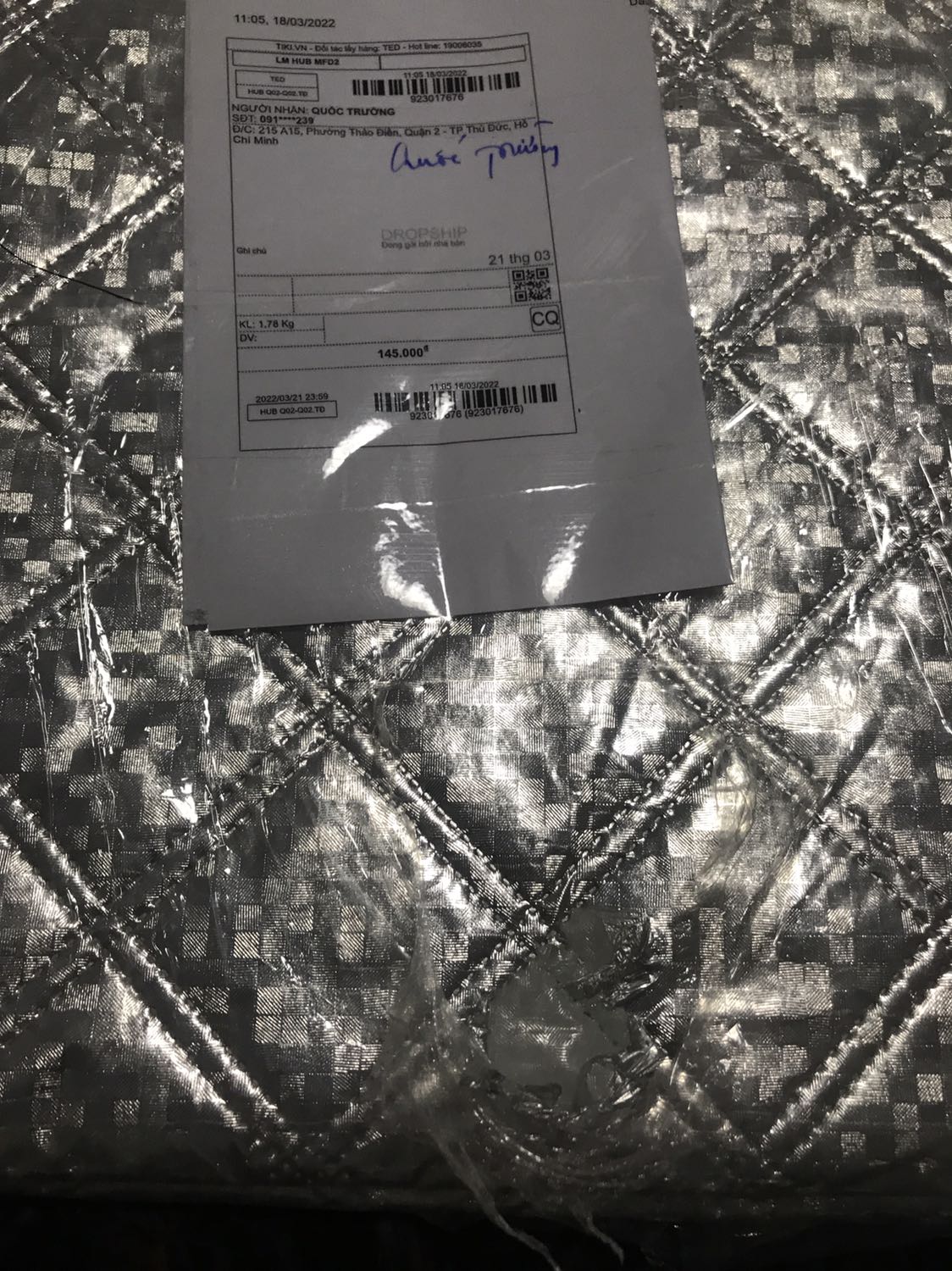 Vận chuyển làm hư hàng vẫn giao. Vô trách nhiệm. Trả hàng thì rắc rồi. Chán tiki quá