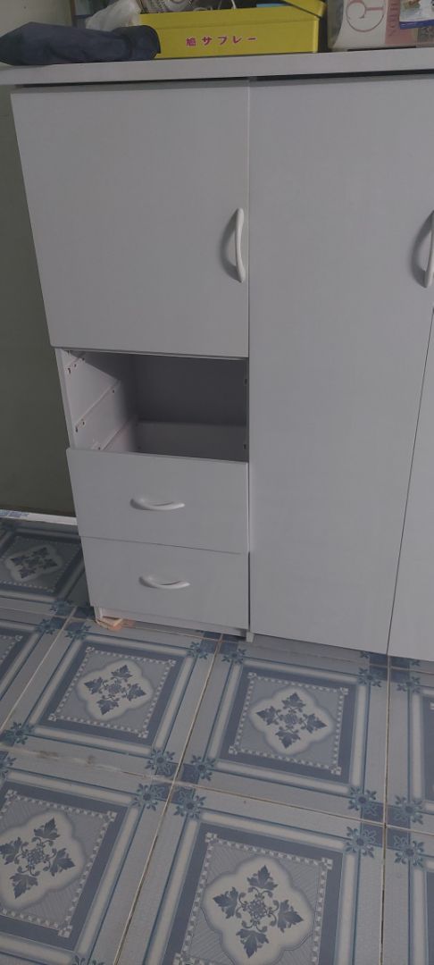 cai tủ mới mua về mở ra bị gãy ,tủ yếu xìu nt shop đọc tin mà ko trả lời ,làm ăn thiếu trách nhiệm ,bán tủ dỏm,làm cho chồng mình chửi mình ,đánh giá 1sao
