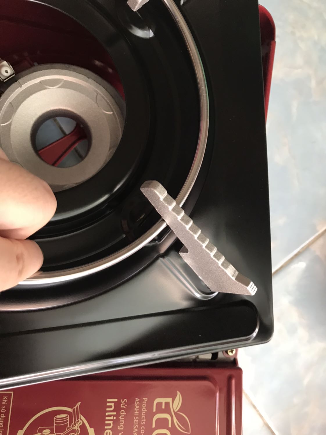 Sản phẩm bị móp méo, tiki quản lí lại giao hàng, cái đế méo bếp bị chênh thì làm sao mà sử dụng. Không có giấy bảo hành luôn.